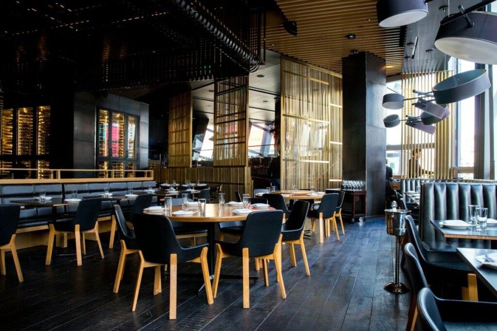 Interior cálido de restaurante que invita a vivir una experiencia gastronómica